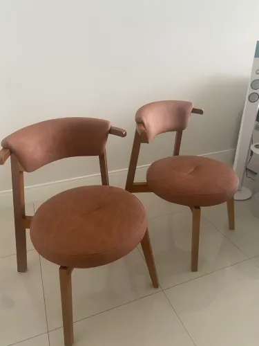 poltronas madeira maciça e couro sintético 