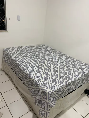 Vende-se armário p/roupas com espelho e cama de casal (espuma firme)