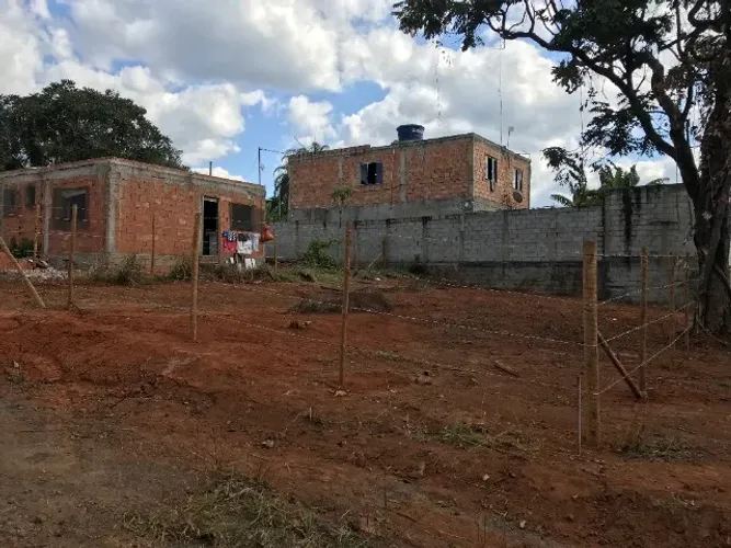 Lote de 300 m2 plano no bairro Paraíso em Mateus Leme (Aceito veículo)