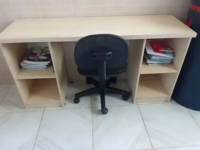 Escrivaninha de estudos com prateleira e cadeira giratória