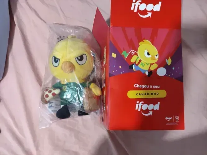 pelúcia Canarinho da Copa 1962 Ifood colecionável 2026 caixa aberta dentro do saco