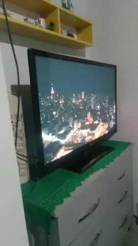 Vendo tv e um guarda roupa