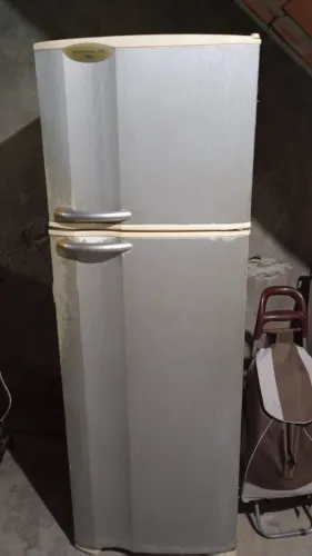 Geladeira Electrolux DC40  - Funciona (Serpentina demora para esquentar)