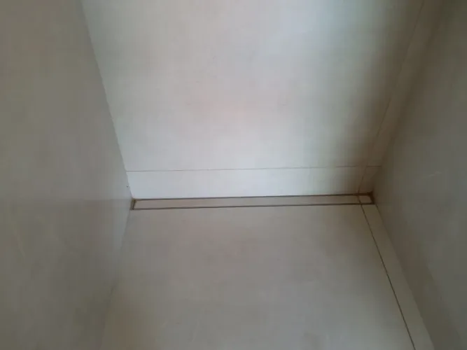Ralo linear invisível para banheiro