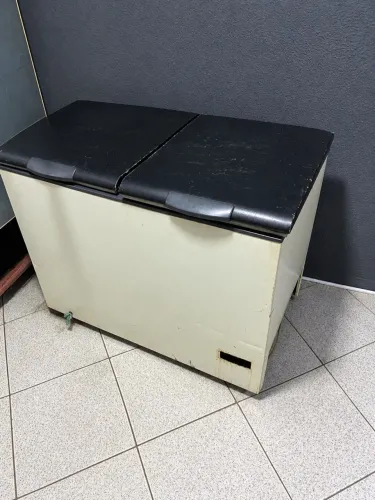 Vendo freezer horizontal 2 portas, gelando forte