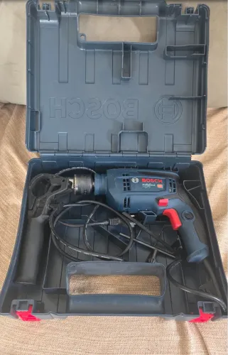 Furadeira Bosch Profissional 750W pouco usada na caixa