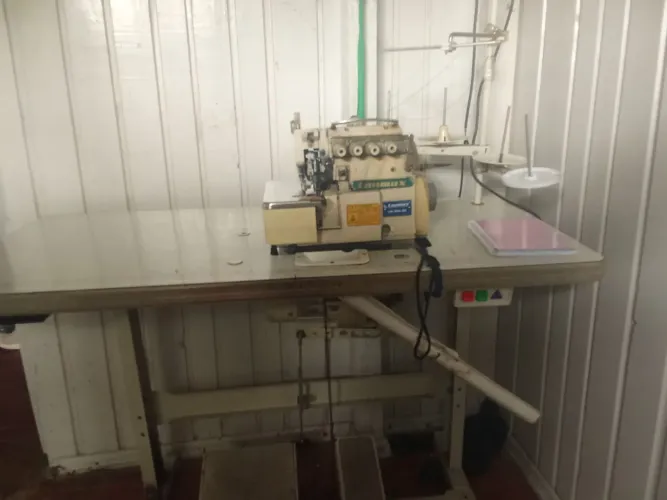 Máquina de costura over conjugada 