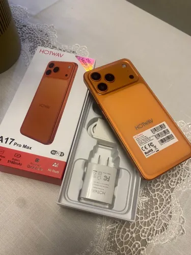 HOTWAV A17 Pro Max, na cor laranja.
