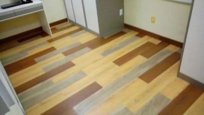 Piso Vinílico régua R$:140 o metro.