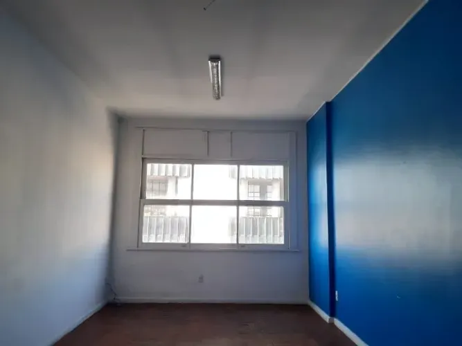 Sala no centro, junto ao metro