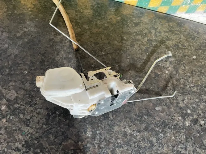 Tranca porta dianteira direita Mitsubishi tr4 2013