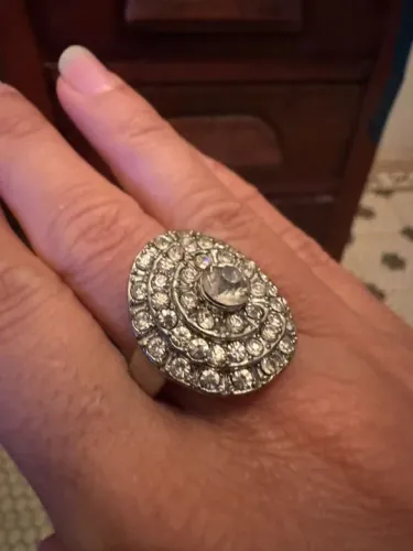 Lindíssimo anel em strass - nunca usado, com todas as pedras