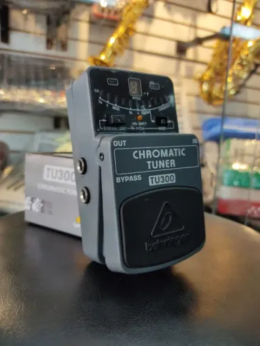 Pedal Afinador Guitar Baixo Behringer Tu300 Chromatic Tuner
