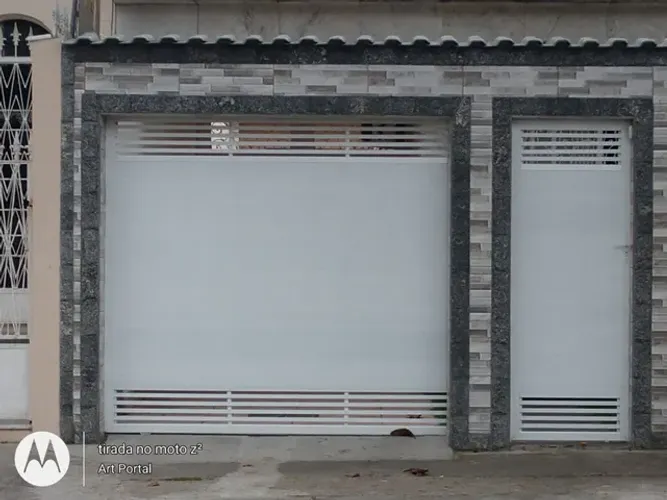 Portão de garagem em alumínio com grande.