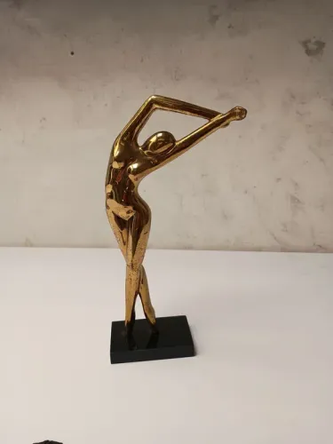 Estátua de metal feminina em pose elegante