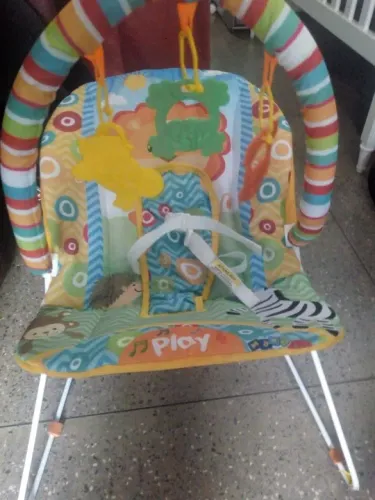 Balanço para bebê com móbiles e arco de atividades