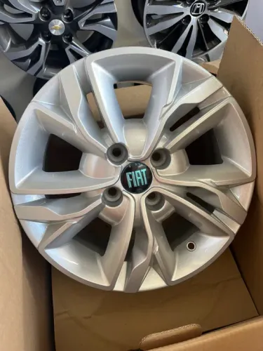 Roda Fiat aro 14 Prata. 