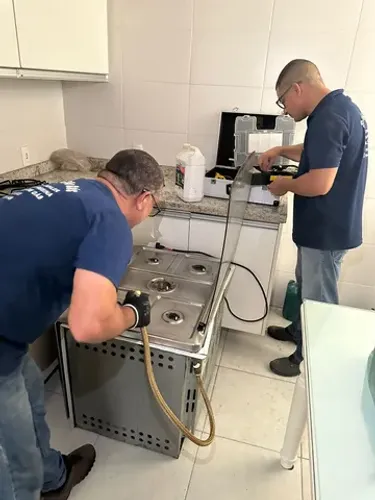 Técnico gasista conserto de aquecedor a gás, troca de mangueira de gás e água