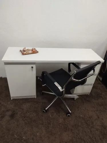 Mesa reta MDF com gavetas e armário 