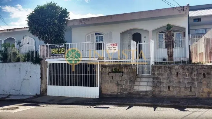 À venda | 320 m², 4 quartos, Edícula e 3 vagas de garagem - Capoeiras, em Florianópolis.