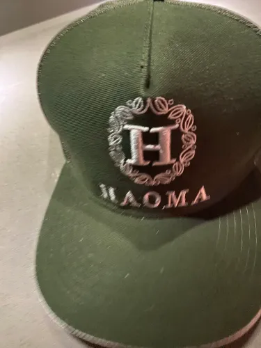 Boné cor em Verde-Oliva e bordado em Branco a palavra HAOMA