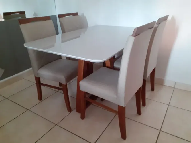 Mesa de Jantar com 4 Cadeiras toda de madeira