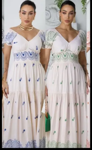 Vestido Floral cor off  com Detalhes Bordados