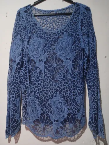 Blusa azul de renda bordada