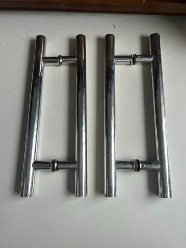 Par de puxadores em inox para porta de vidro. Usados, em ótimo estado