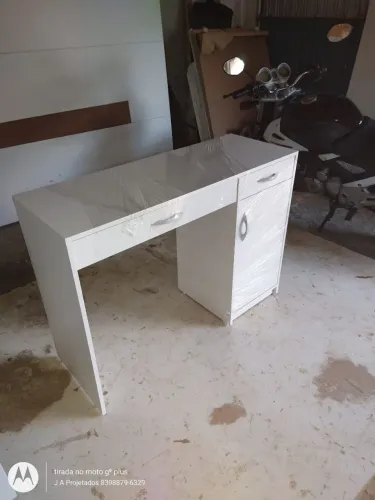 Mesa escrivaninha multi uso com 1 gavetão 1 gaveta e 1 porta