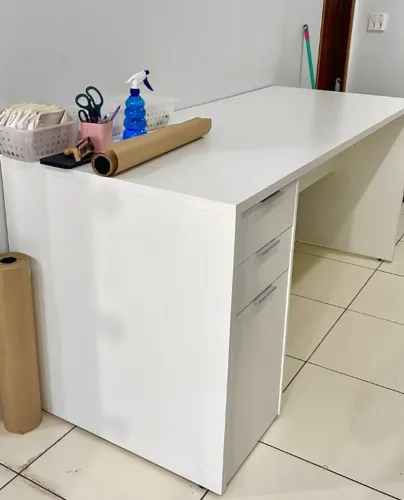 Mesa alta planejada MDF branca para trabalho