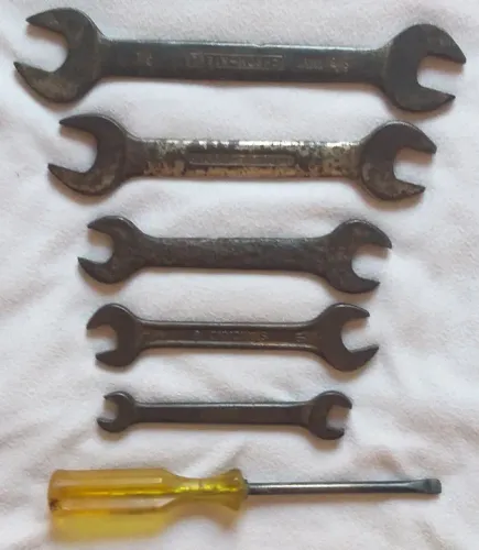 05 chaves de boca e uma chave de fenda.