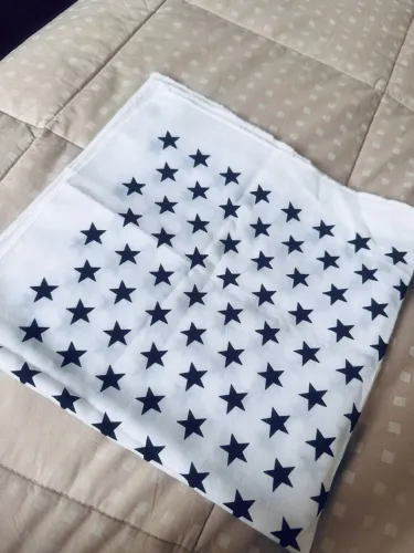 lenço branco com estrelas pretas tipo bandana