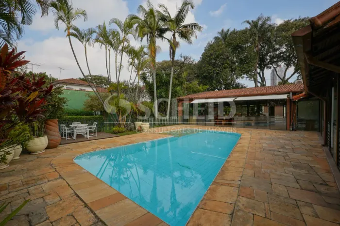 Casa para locação no Brooklin Paulista. 1500 m² T, 800 AC. 4 quartos (3 suítes). 6 vagas