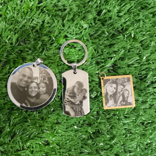 Lindo presente para data especial Chaveiro pingente com sua foto gravada  a laser 