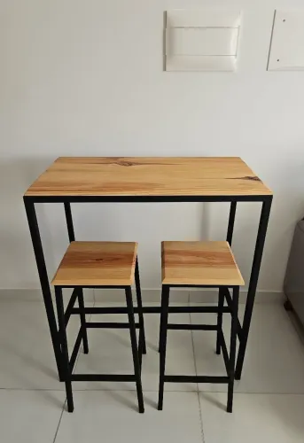 Conjunto Mesa e bancos metalon