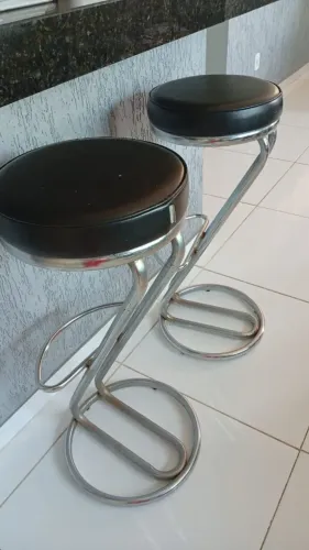Duas banquetas com assentos revestidos em couro compradas na loja Tok Stok