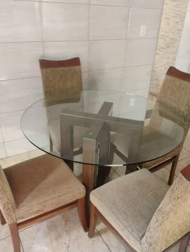 Jogo de mesa e cadeiras