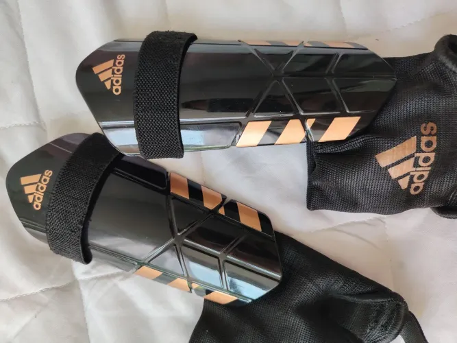 Caneleira Adidas Original com Tornozeleira - Futebol
