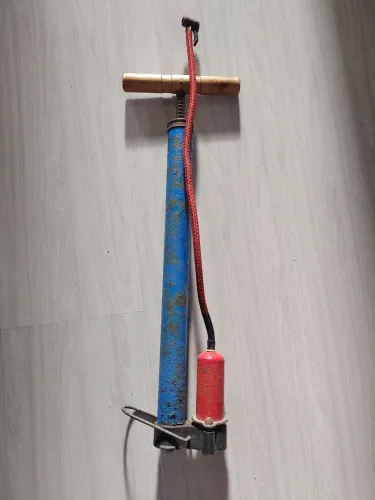 Bomba de ar para bicicleta .