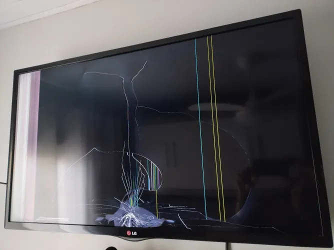 TV LG com tela danificada - Para retirada de peças