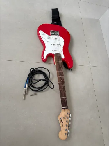 Guitarra Fender Squier Mini Stratocaster Vermelha