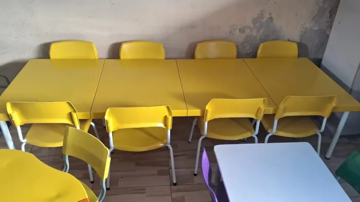 Mesa Escolar Amarela com Cadeiras