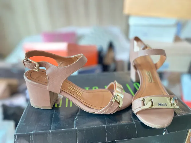 Sandália Santa Lolla Bege com Detalhes Dourados