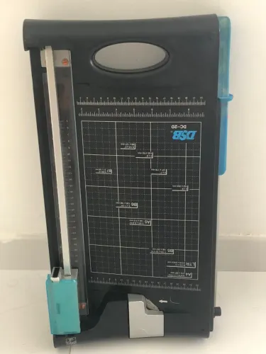 Guilhotina de Papel DSB DC-20 - Precisa e Resistente