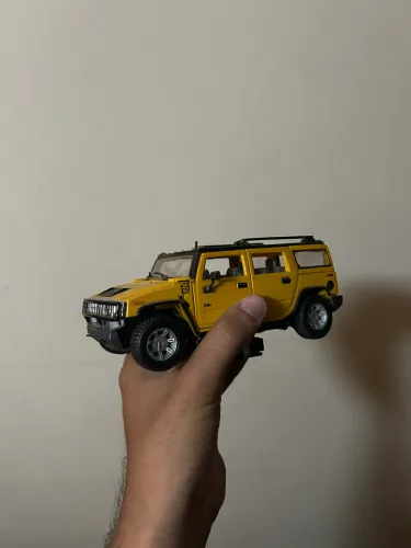 Hummer H2 amarelo miniatura