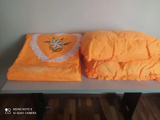 Jogo de Cama Casal, 5 peças, tem um pequeno desbotado conforme fotos.