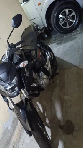 Moto nova 300 km rodados e emplacada 