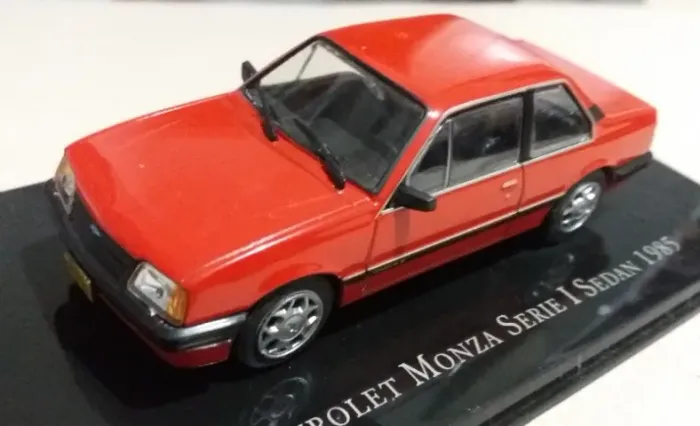MINIATURA EM METAL - CHEVROLET MONZA SÉRIE I SEDAN 1985