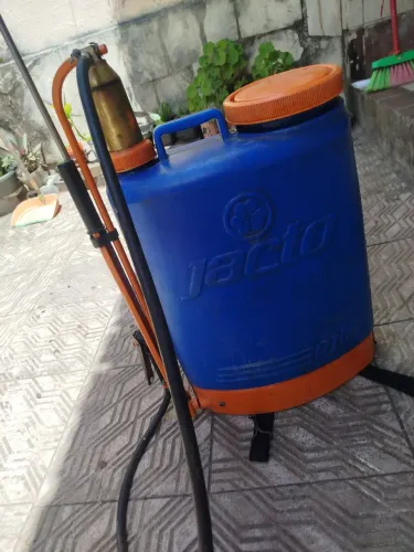 Bomba costal jacto